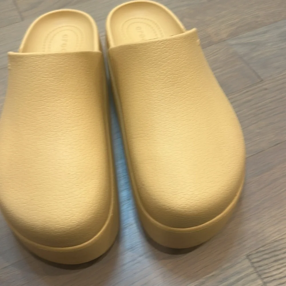 CROCS Dylan Platform Clog in Wheat color. Size 9 - Picture 7 of 11